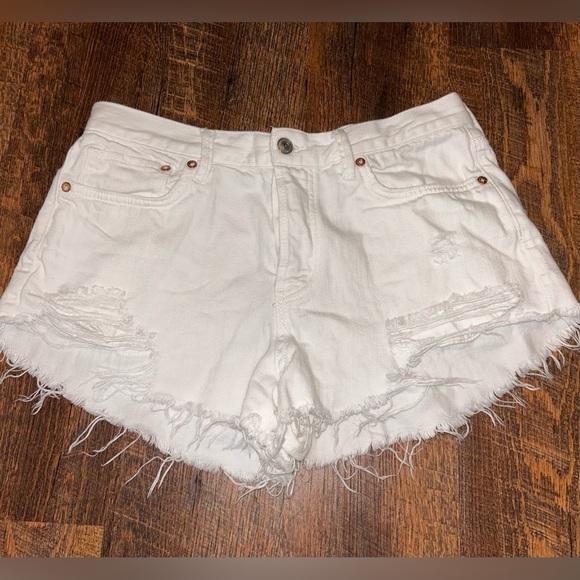 Free People We The Free Women's Size 28 White Denim Distressed Shorts Pockets - Picture 2 of 6